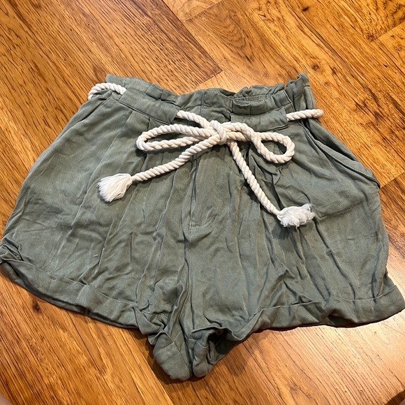 Forever 21 Pants - Forever 21 Flowy shorts